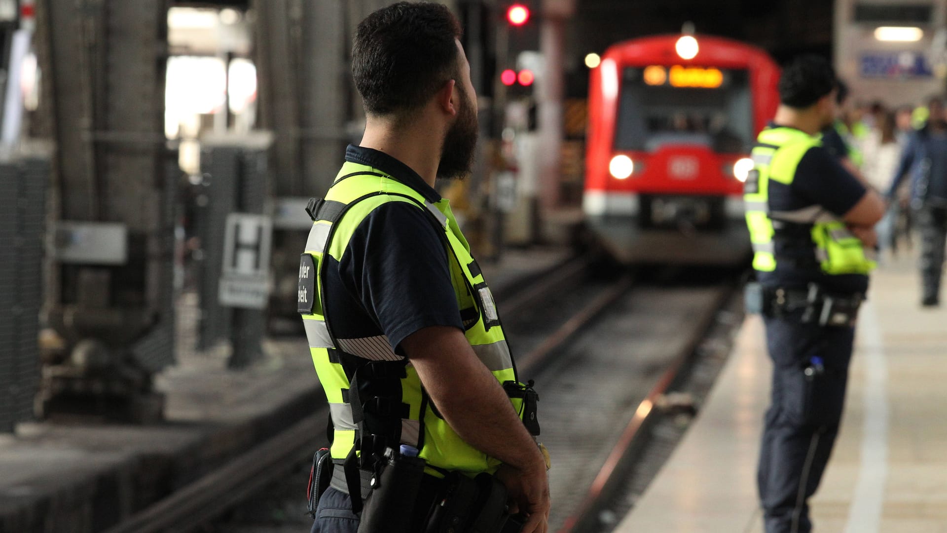 Eine einfahrende S-Bahn im Hamburger Hauptbahnhof (Symbolbild): Der überrollte Mann überlebte den Unfall.