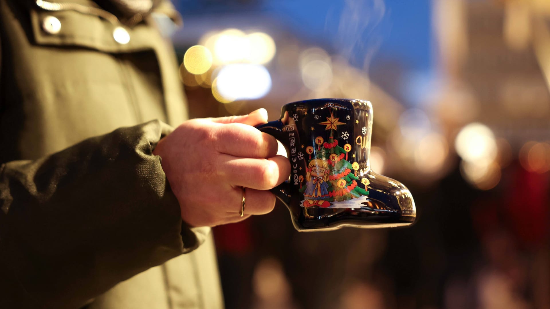 Eine Tasse Glühwein in München (Symbolbild): Für ein Getränk verlangt ein Hotel satte 18 Euro.