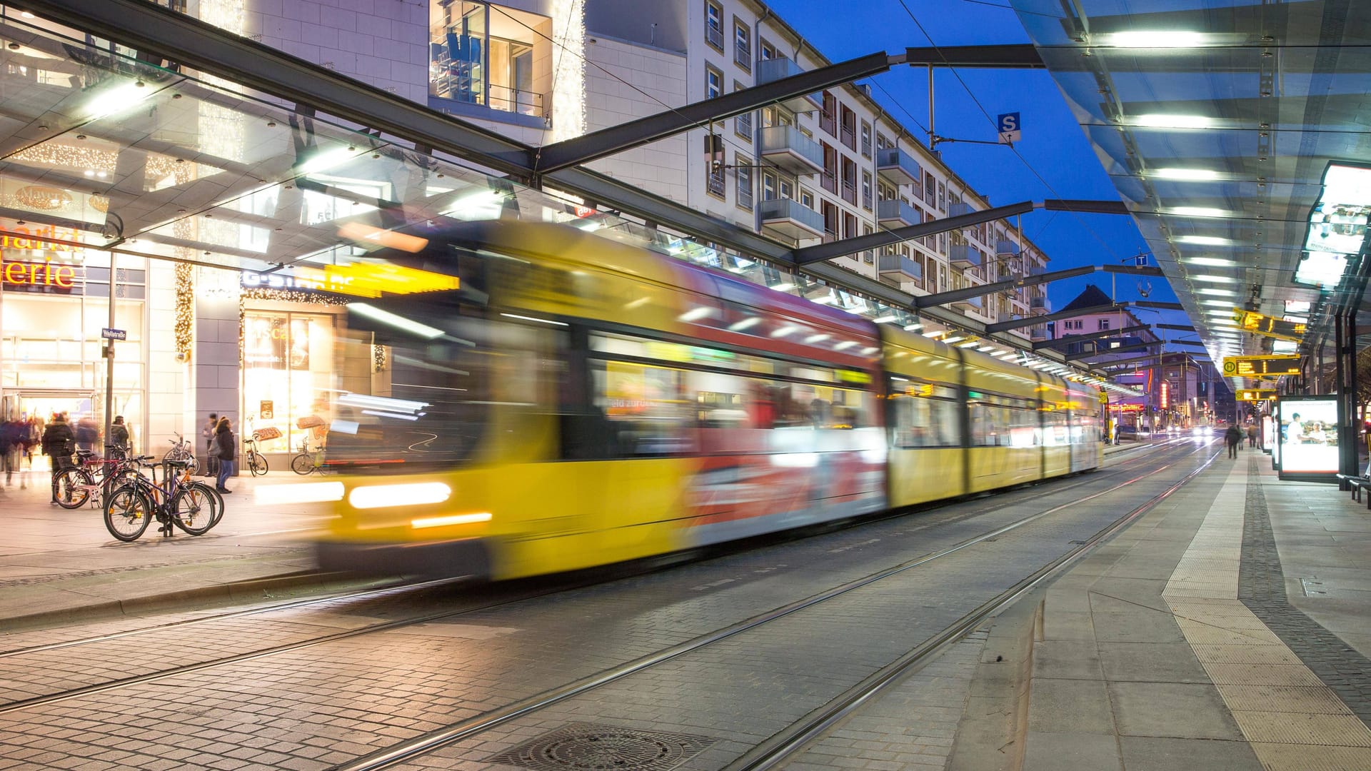 Eine Tram fährt am Postplatz ein: Dort ereignete sich der Angriff in einer Bahn der Linie 8. Eine Tram fährt am Postplatz ein: Dort ereignete sich der Angriff in einer Bahn der Linie 8.