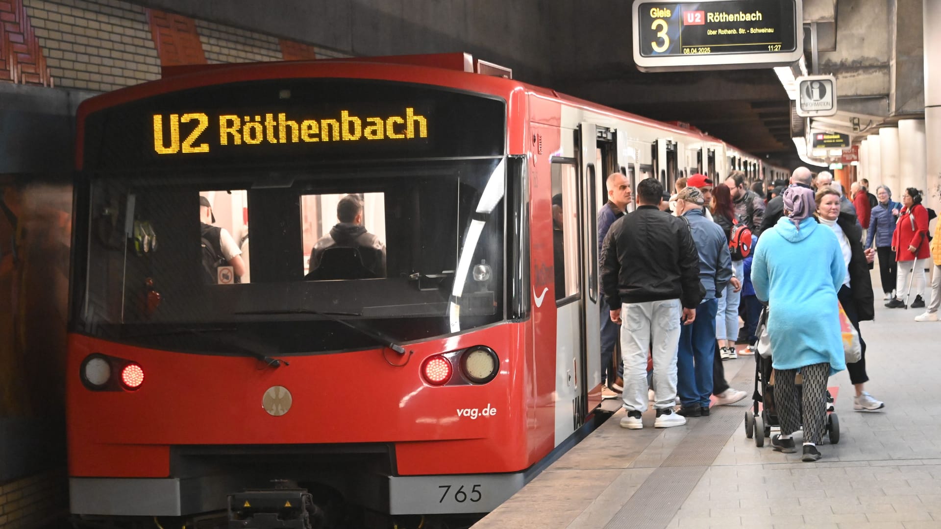 Eine U-Bahn in Nürnberg: In der U-Bahn war es im Oktober so voll wie noch nie. Eine U-Bahn in Nürnberg: In der U-Bahn war es im Oktober so voll wie noch nie.
