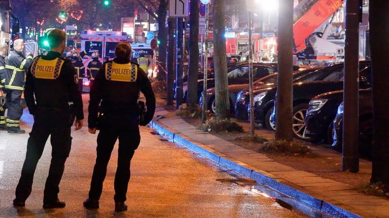 Einsatzkräfte der Polizei und Feuerwehr an der Reeperbahn: Es brannte in einem Wohn- und Geschäftshaus. Einsatzkräfte der Polizei und Feuerwehr an der Reeperbahn: Es brannte in einem Wohn- und Geschäftshaus.