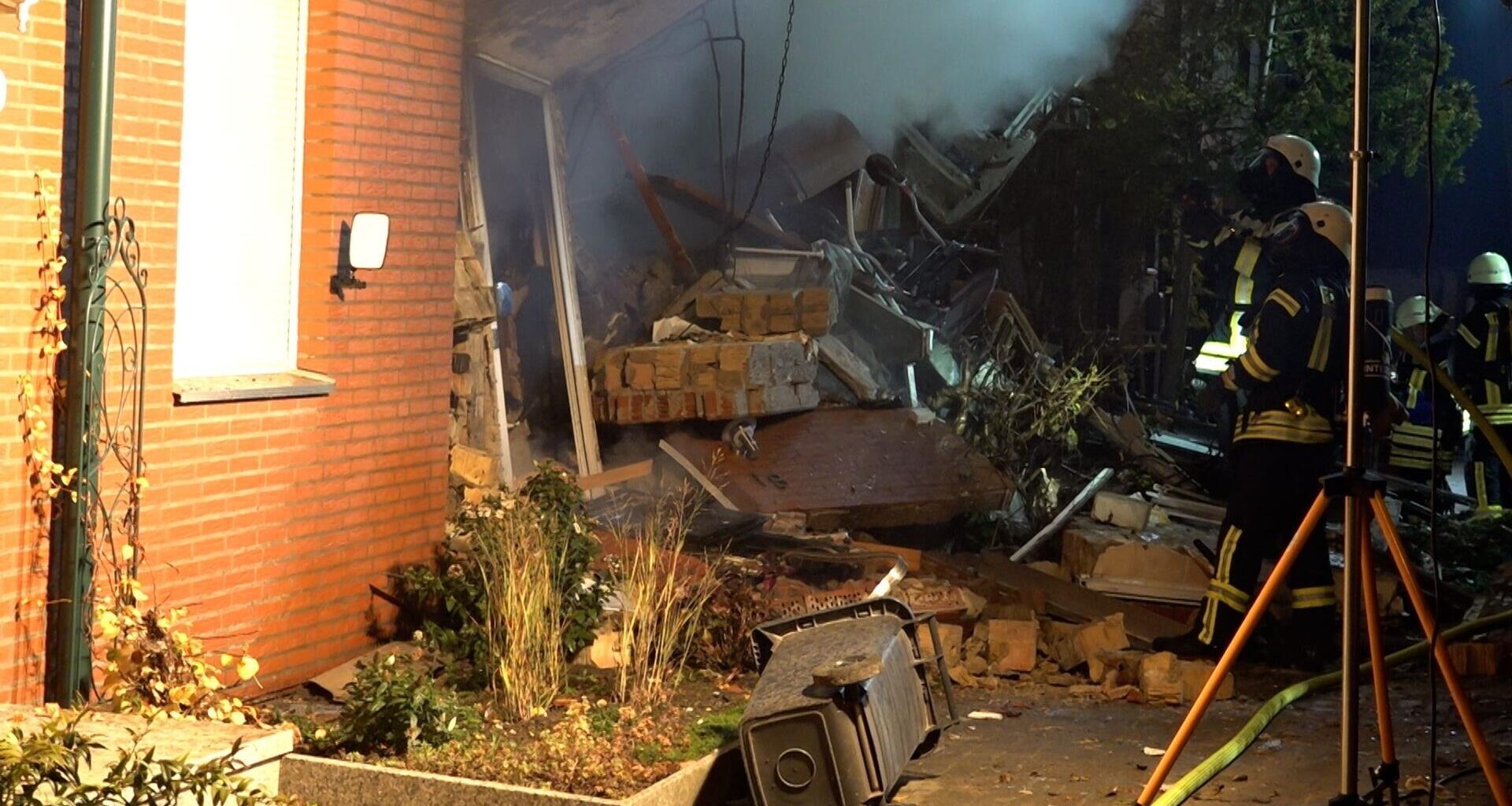 Lauter Knall – Reihenhaus stürzt ein, Person wird vermisst