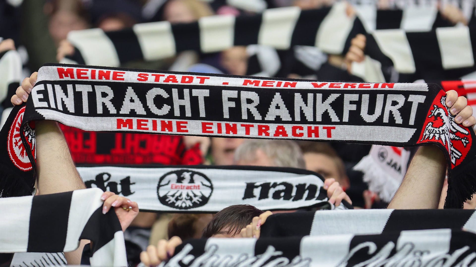 Eintracht Frankfurt Fan-Schals (Symbolbild): Die Anreise nach Köln wird am Samstag zur Herausforderung.