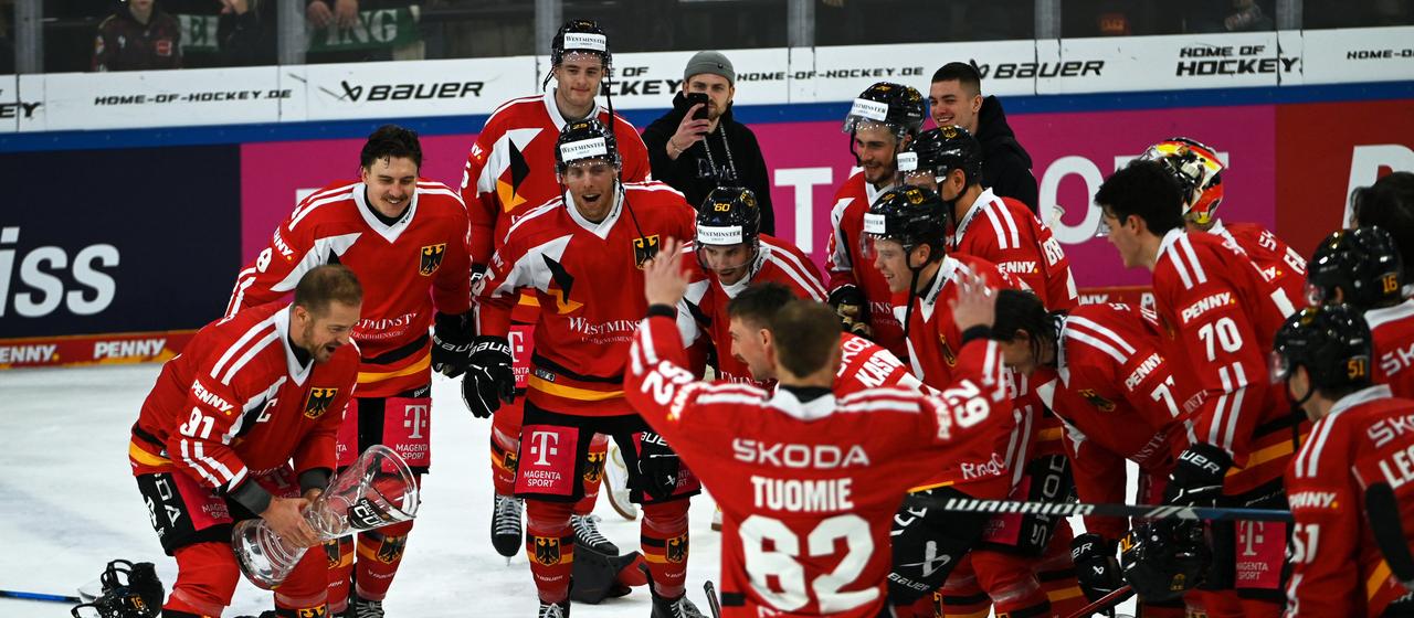 Moritz Müller jubelt mit dem Deutschland Cup und seinen Teamkollegen | dpa/Markus Lenhardt Moritz Müller jubelt mit dem Deutschland Cup und seinen Teamkollegen