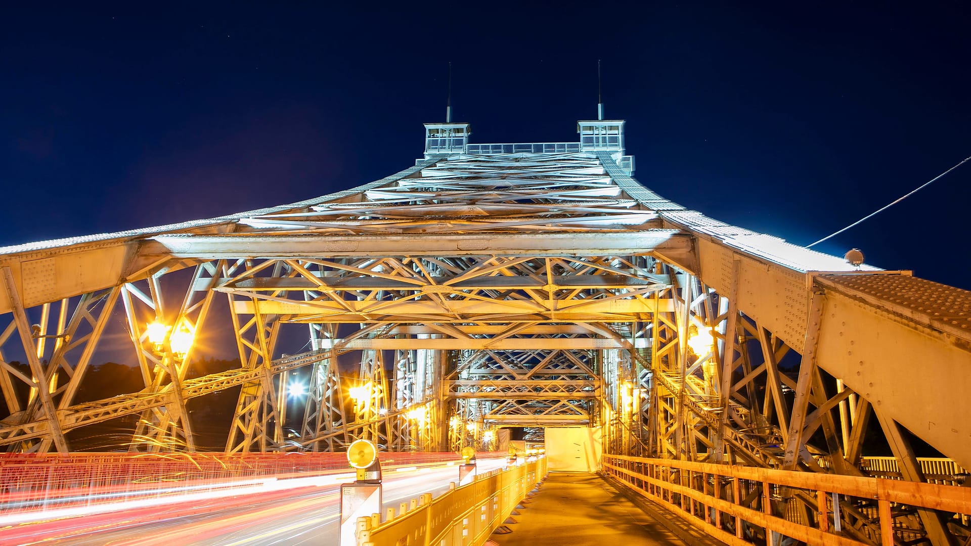 Elbbrücke Blaues Wunder bei Nacht (Archivbild): Im November kommt es hier zu einigen Verkehrseinschränkungen.