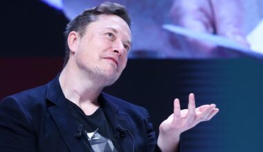 Elon Musk ist bei einer Messe auf der Bühne