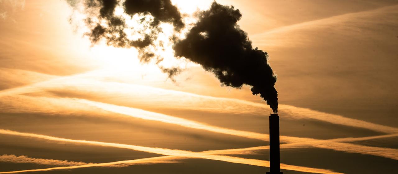 Qualm kommt am frühen Morgen aus einem Schornstein des Hauptklärwerks Stuttgart-Mühlhausen.