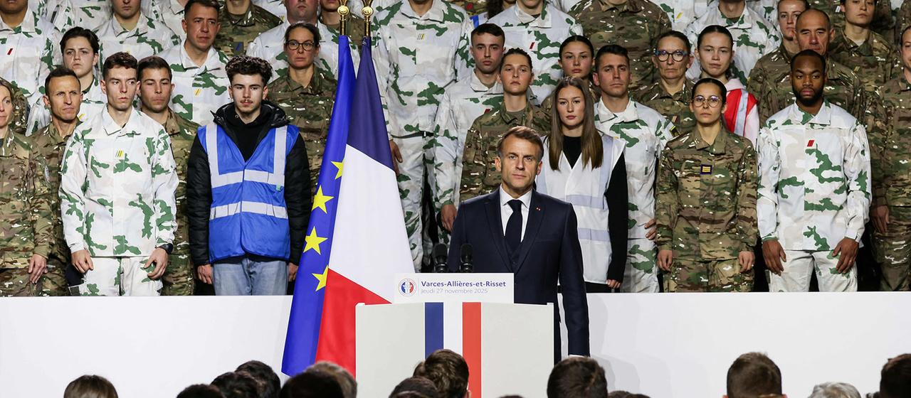 Emmanuel Macron steht an einem Redepult, hinter ihm stehen Militärangehörige. | AFP Emmanuel Macron steht an einem Redepult, hinter ihm stehen Militärangehörige.