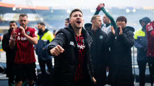 Enzo Leopold feiert mit seinen Teamkollegen den Derbysieg in Braunschweig