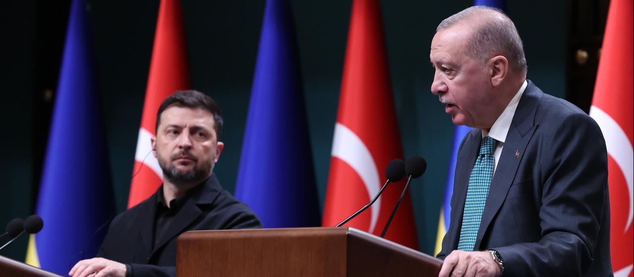 Recep Tayyip Erdogan spricht neben Wolodymyr Selenskyj an einem Rednerpult | AP Recep Tayyip Erdogan spricht neben Wolodymyr Selenskyj an einem Rednerpult