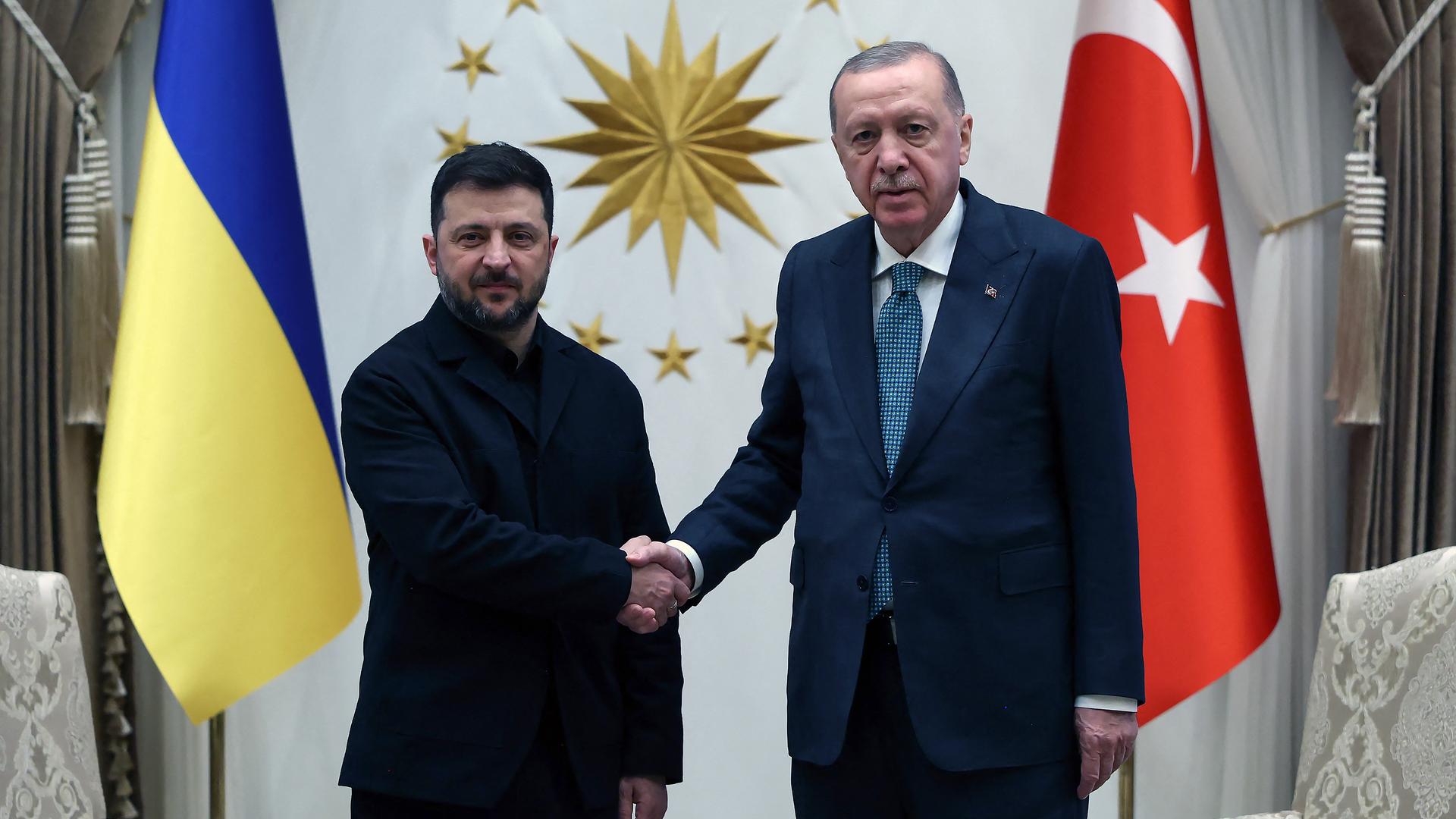 Der türkische Präsident Erdogan und sein ukrainischer Amtskollegen Selenskyj reichen sich die Hand. Hinter ihnen stehen die Flaggen ihrer Länder. Der türkische Präsident Erdogan und sein ukrainischer Amtskollegen Selenskyj reichen sich die Hand. Hinter ihnen stehen die Flaggen ihrer Länder.