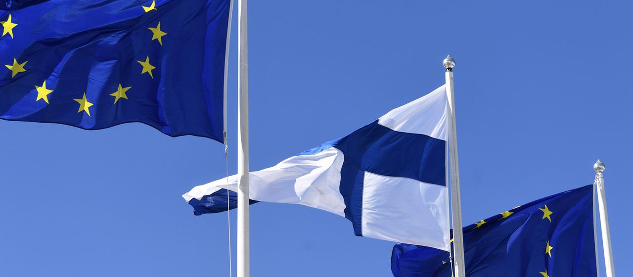 Flaggen der Europäischen Union wehen neben einer finnischen Flagge. | dpa Flaggen der Europäischen Union wehen neben einer finnischen Flagge.