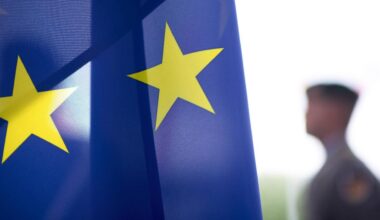 Soldat vor Europafahne mit gelben Stern beim Appell waehrend der Zeremonie mit militaerischen Ehren zum Staatsbesuch vom Ministerpraesidenten der Republik Bulgarien im Bundeskanzleramt in Berlin.