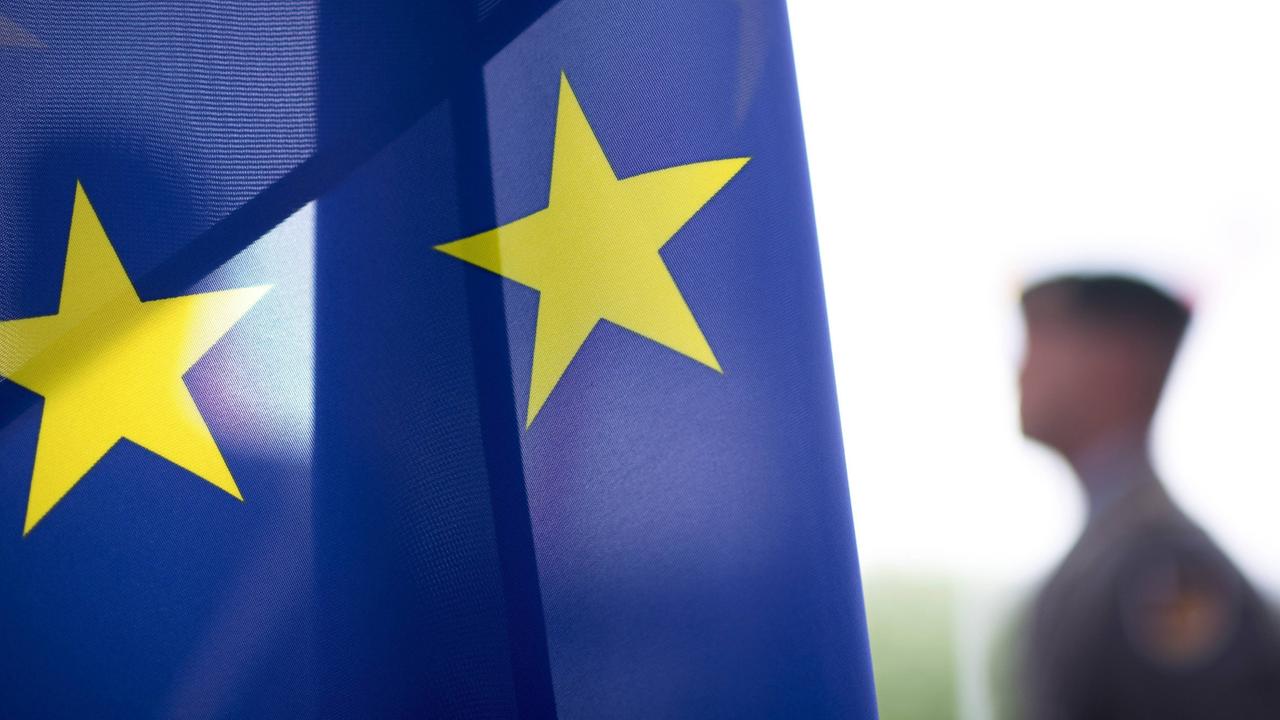 Soldat vor Europafahne mit gelben Stern beim Appell waehrend der Zeremonie mit militaerischen Ehren zum Staatsbesuch vom Ministerpraesidenten der Republik Bulgarien im Bundeskanzleramt in Berlin.