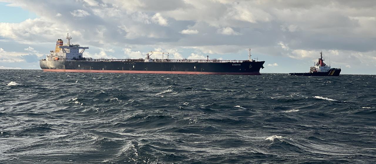 Der manövrierunfähige Öltanker "Eventin". | -/Havariekommando/dpa Der manövrierunfähige Öltanker "Eventin".