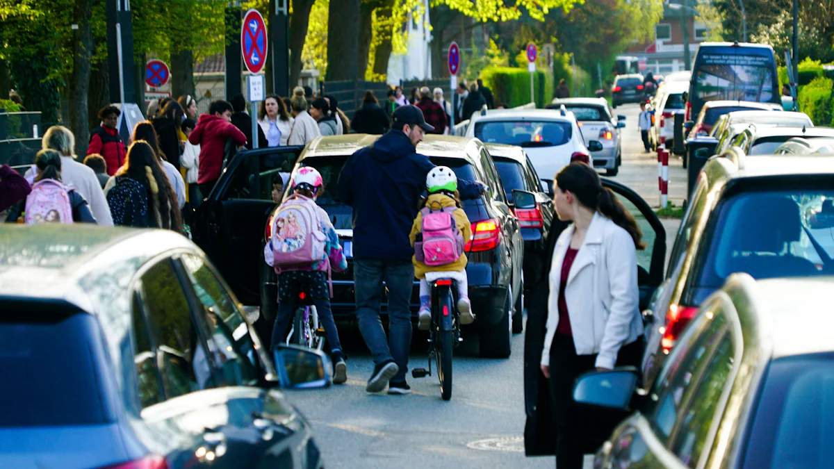 Umstrittene Elterntaxis: Stadt Nürnberg startet neue Kampagne zur Verkehrssicherheit - Bayern