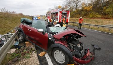 Frontalzusammenstoß auf Bundesstraße: Frau lebensgefährlich verletzt