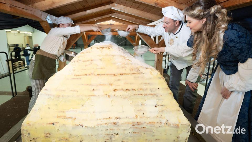 Die Dresdner Stollenbäcker haben ihren Riesenstollen zusammengesetzt. Bild: Sebastian Kahnert/dpa