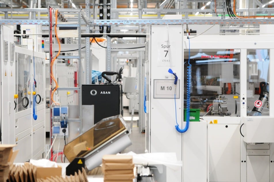 In der stillgelegten Werkhalle von Meyer Burger in Bitterfeld-Wolfen arbeitet niemand mehr. Stattdessen kommt das Inventar nun unter den Hammer.