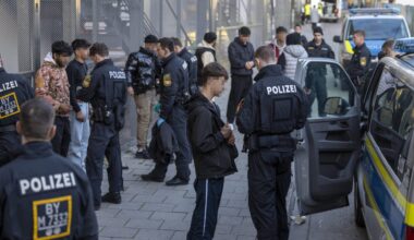 Drogen, Messer, Platzverweise: So räumt die Polizei am Münchner Bahnhof auf | Regional