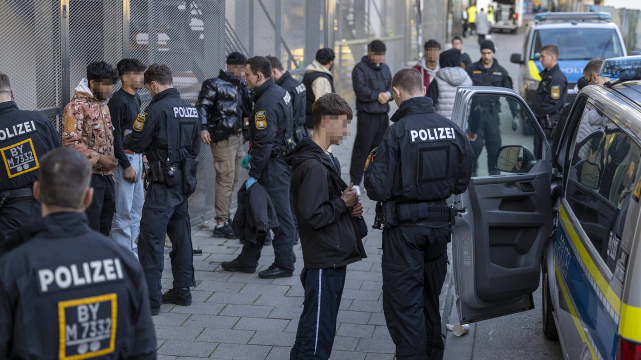 Drogen, Messer, Platzverweise: So räumt die Polizei am Münchner Bahnhof auf | Regional