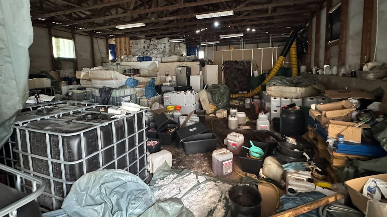 Nauen: Ermittler brauchten 12 Container um geheimes Drogenlabor zu räumen | Regional