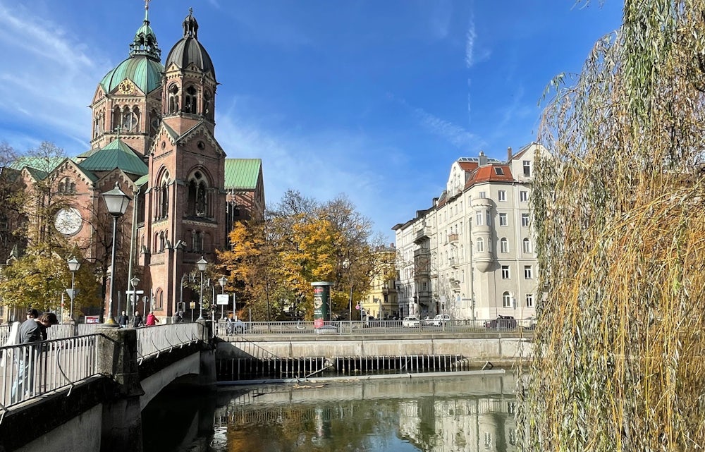 Der Auslass der Isar an der Münchner Lukaskirche ist wieder vollständig geöffnet. Von hier aus speisen sich Fabrikbach und Eisbach.