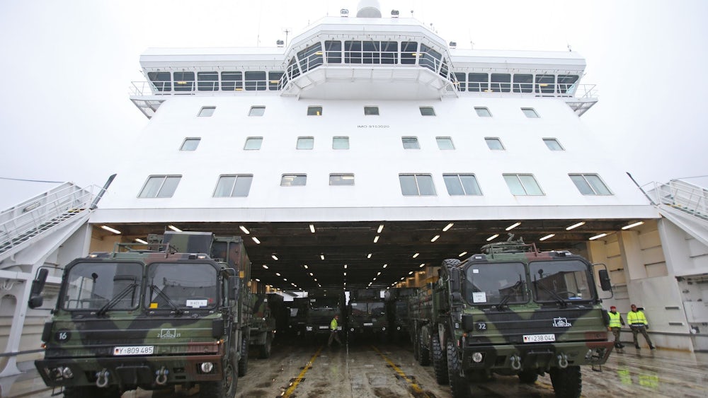Zu Lande, zu Wasser und in der Luft: Hindernisse für grenzüberschreitende Militärtransporte sollen möglichst schnell abgebaut werden. (Archivbild)