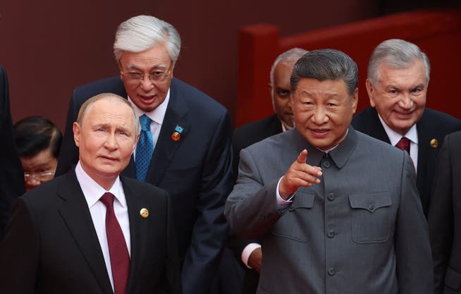Der kasachische Präsident Kasym-Schomart Tokajew (2. v. l.) mit dem russischen Präsidenten Wladimir Putin und dem chinesischen Staats- und Parteichef Xi Jinping.