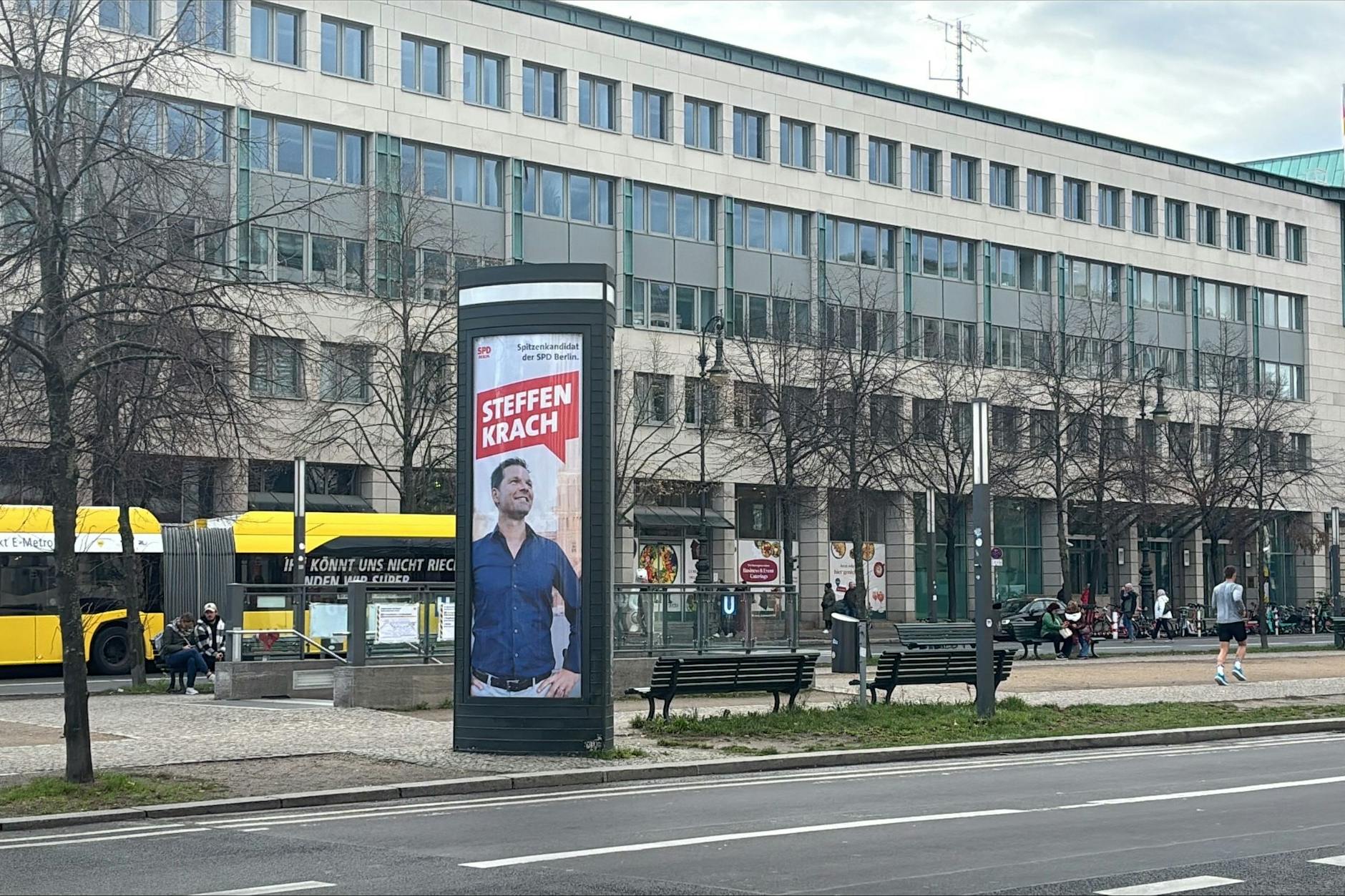 Steffen Krach auf einer Citywall in der Nähe des Brandenburger Tors