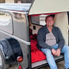 Früher war ein Bestatter mit diesem Oldtimer unterwegs, heute fährt Heiko darin zum Camping