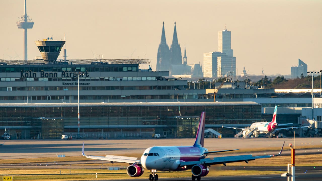 Neuer Fall am Airport Köln: Wieder rennen Passagiere auf das Rollfeld | Regional
