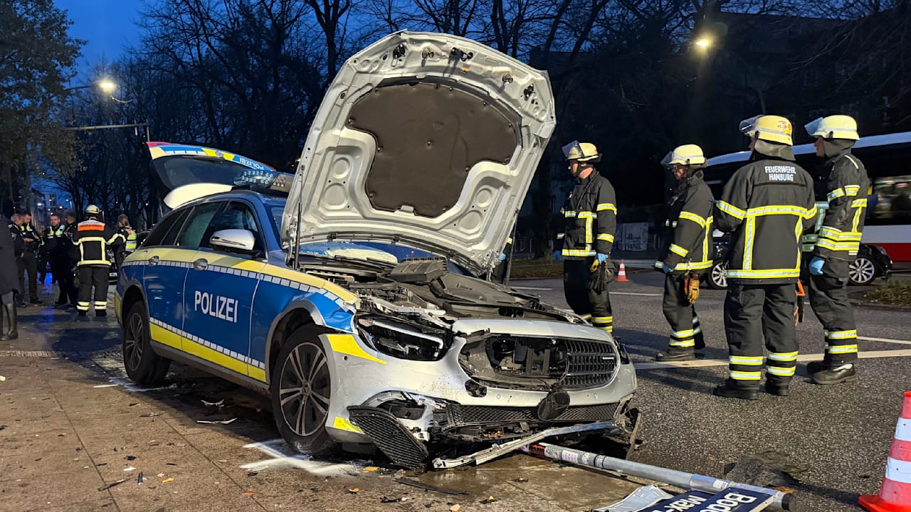 Polizeiwagen kracht bei Einsatzfahrt – fünf Verletzte in Hamburg-Altona | Regional