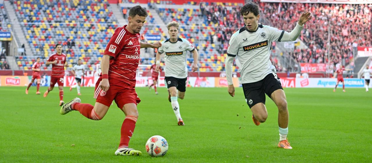 Moritz Heyer (l.) und Leon Robinson kämpfen um den Ball. | Anke Waelischmiller/dpa Moritz Heyer (l.) und Leon Robinson kämpfen um den Ball.