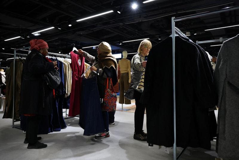 Kunden am Eröffnungstag im ersten physischen Store des chinesischen Online-Fast-Fashion-Händlers Shein im Pariser Kaufhaus Le BHV Marais, 5. November 2025