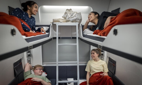 Jugendliche im Liegewagen eines Nightjets der neuen Generation.