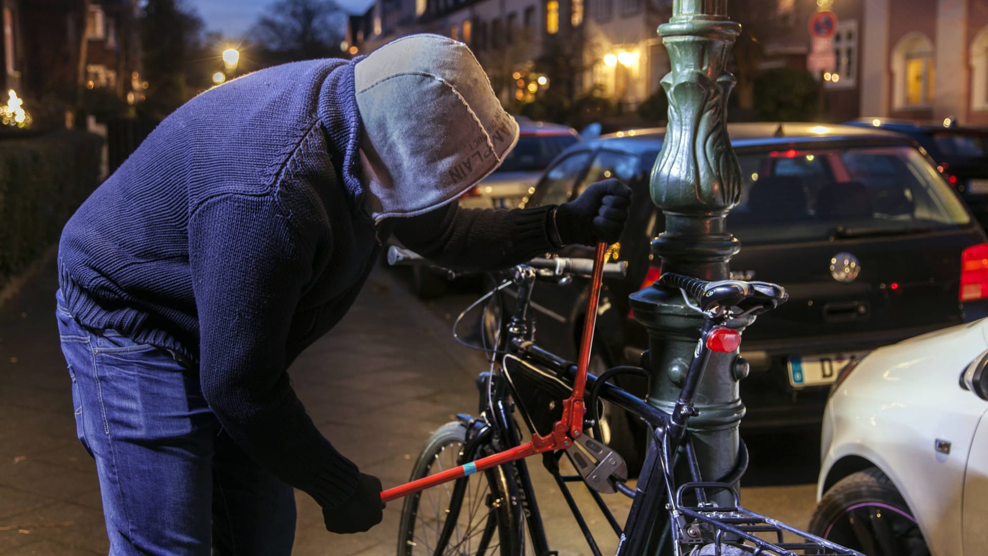 Fahrraddiebstahl (Symbolbild): Die Polizei nahm in der Nacht drei Männer fest. Fahrraddiebstahl (Symbolbild): Die Polizei nahm in der Nacht drei Männer fest.
