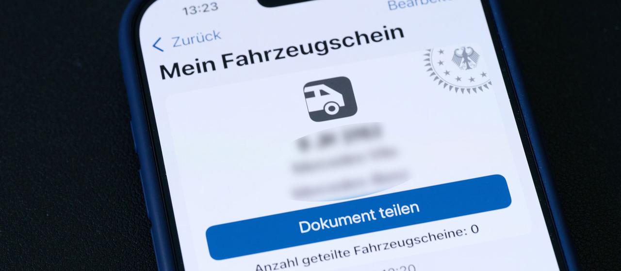 Ein Fahrzeugschein in nder Testversion der neuen i-Kfz-App des Bundes.