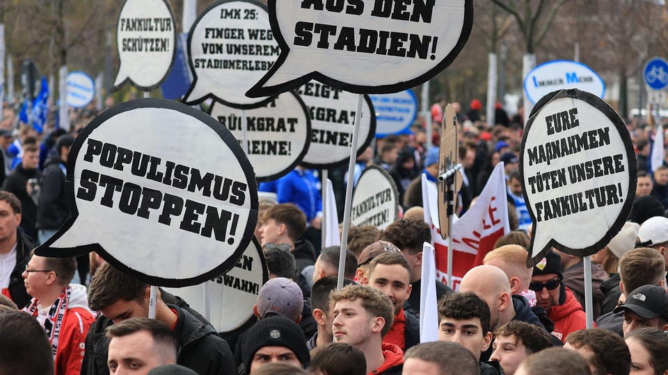 Fußball: Tausende Fans demonstrieren gegen Pläne der Innenminister