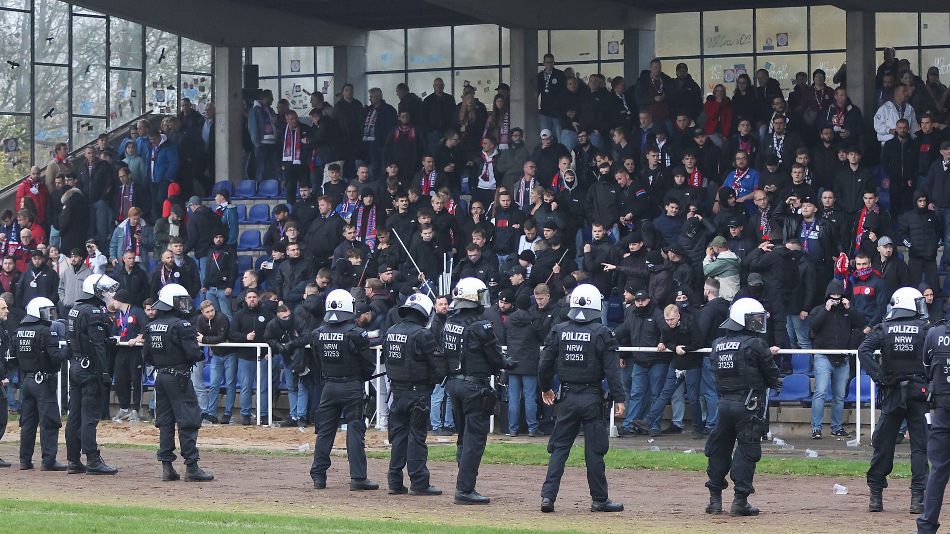 Fans am Sportzentrum in Meerbusch-Buederich: Die Polizei postierte sich vor den Wuppertaler Anhängern. Fans am Sportzentrum in Meerbusch-Buederich: Die Polizei postierte sich vor den Wuppertaler Anhängern.