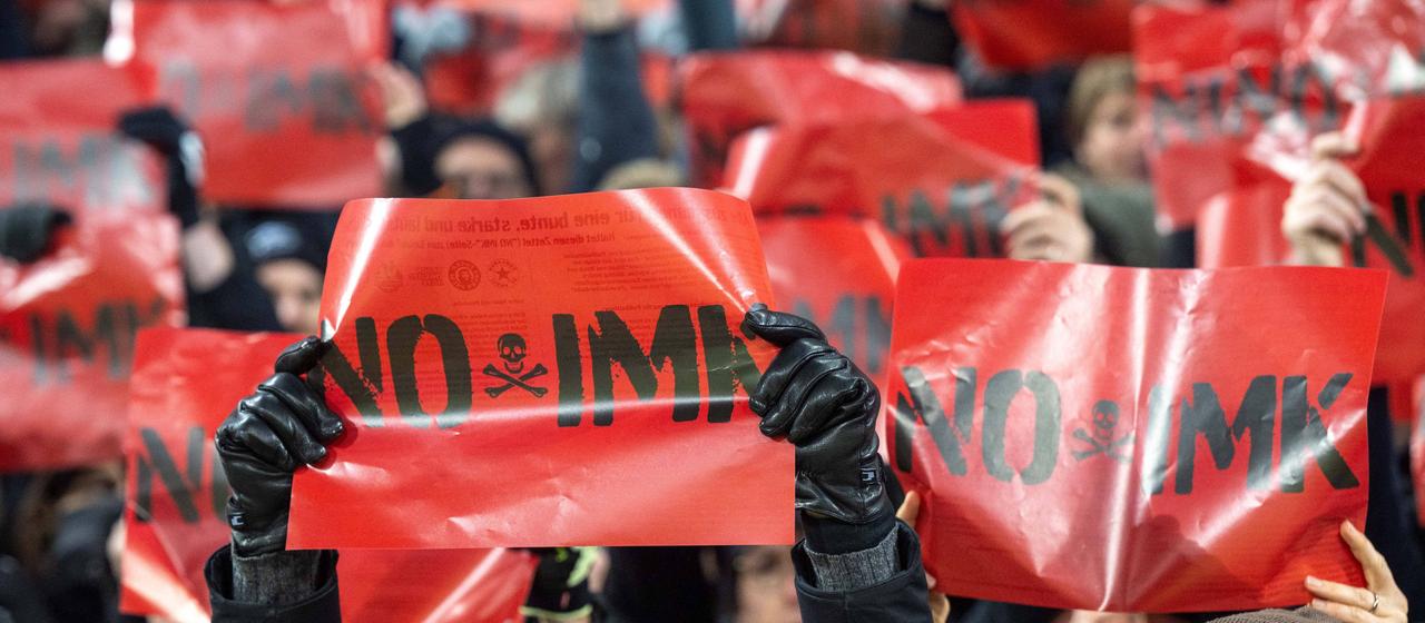 "No IMK"-Plakate aus Protest gegen die Pläne der Innenministerkonferenz zur Regulierung von Stadionbesuchen | Imago Images "No IMK"-Plakate aus Protest gegen die Pläne der Innenministerkonferenz zur Regulierung von Stadionbesuchen