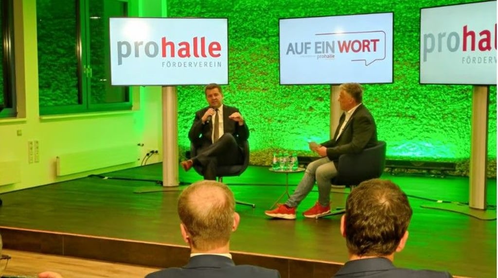 Wirtschaftsminister Sven Schulze (CDU) bei "Auf ein Wort" - der Gesprächsveranstaltung des Fördervereins Pro Halle.