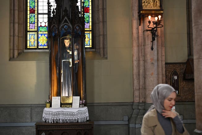 Im Jahr 1967 feierte Papst Paul VI. (1963-1978) in der Basilika den ersten Gottesdienst eines Papstes auf türkischen Boden. Blick auf eine Statue des heiligen Antonius mit dem Jesuskind in der Kirche.