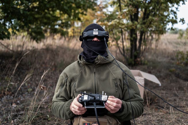 Ein Soldat mit einer FPV-Brille testet die Fernsteuerung seines Anti-Drohnen-Systems in der Nähe von Charkiw.