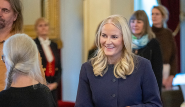 Bei neuem Termin lache Mette-Marit die Sorgen weg