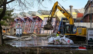 Stadtentwicklung - Bagger am DDR-Erlebnisbad SEZ in Berlin - Abrissvorbereitung - Wirtschaft