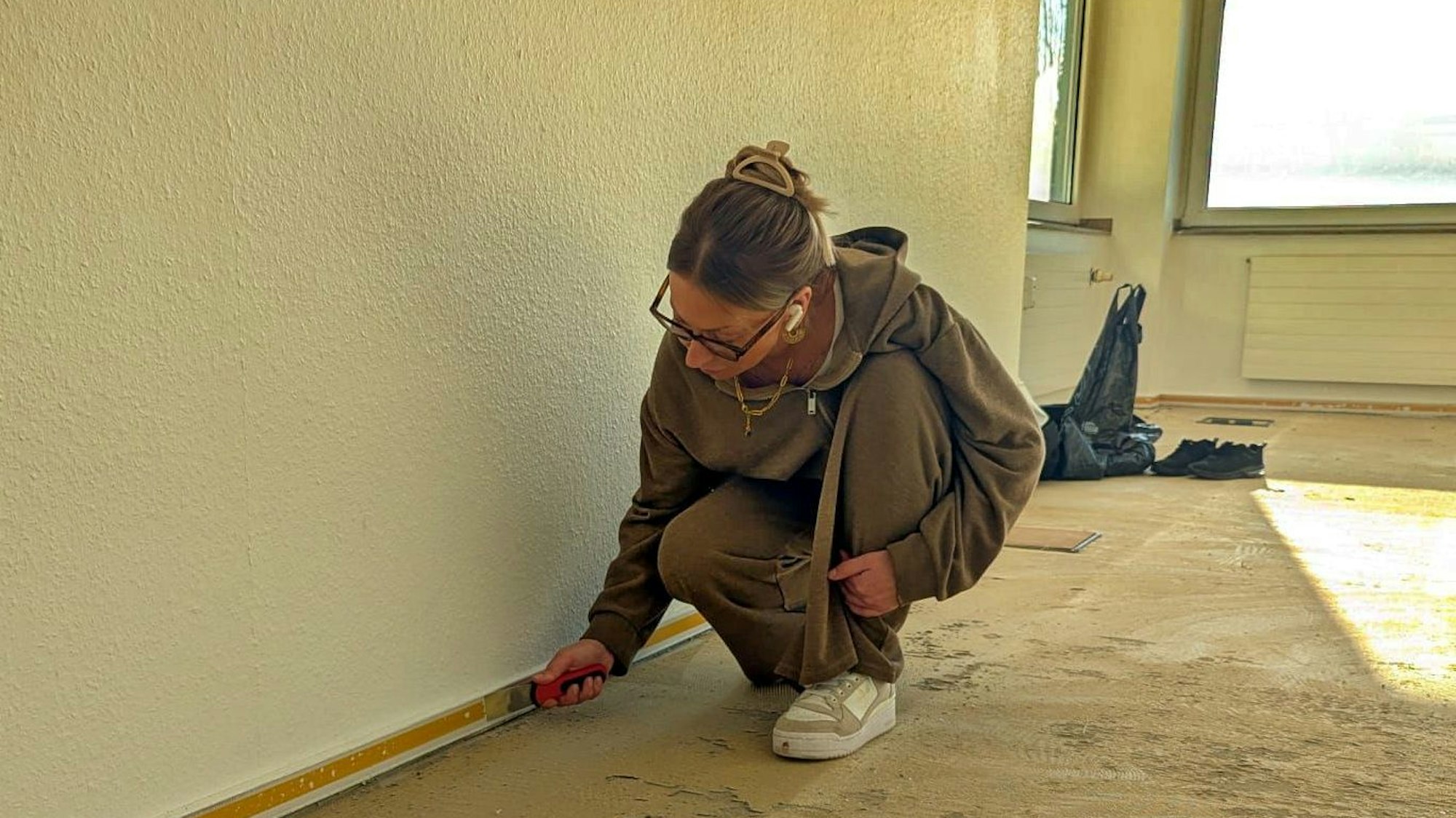 Mania Leveringhaus und ihre Mitstreiter richten das Quarantänegebäude  für die Großmarkt-Katzen her.