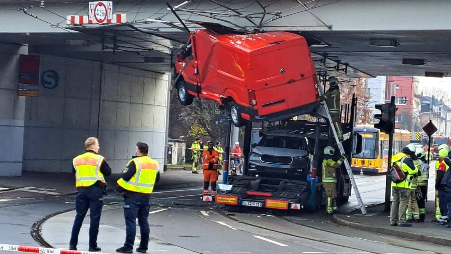 "Festgeklebt": In etwa so kann man den Zustand des Fahrzeugs beschreiben, dass nach dem Crash unter der Brücke verkeilt war.
