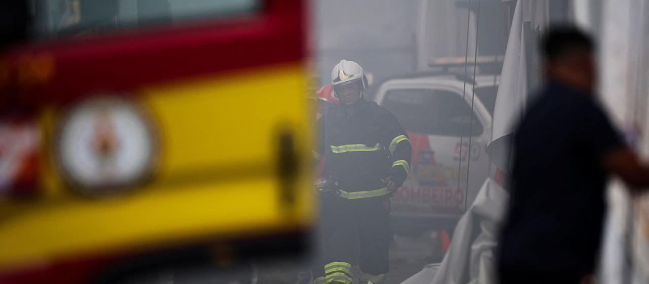 Ein Feuerwehrmann steht im Rauch in Belem, Brasilien. | REUTERS Ein Feuerwehrmann steht im Rauch in Belem, Brasilien.