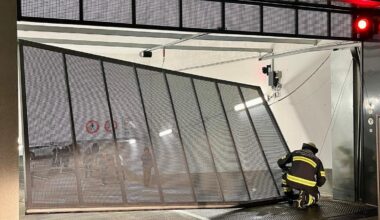 Frau fährt gegen Tor und löst Stau aus